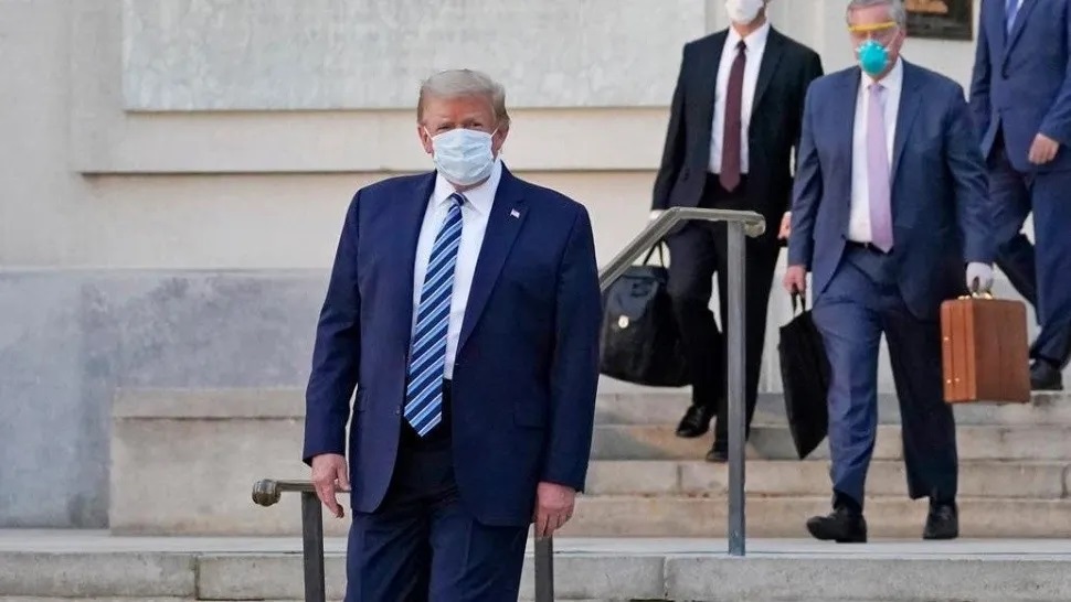 Trump se retira caminando del Hospital Militar